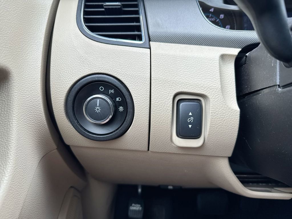 Used 2016 Ford Taurus SE FWD image 18