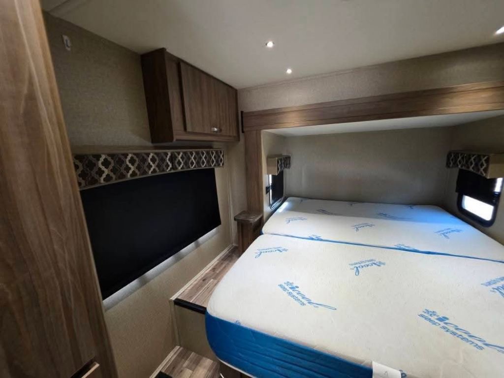 Used 2016 Mercedes-Benz Sprinter 3500 image 50