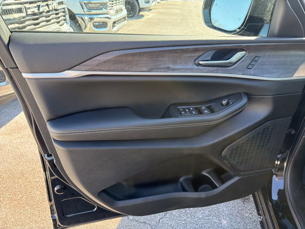 New 2025 Jeep Grand Cherokee Limited w/ Luxury Tech Group II AWD/4WD image 5