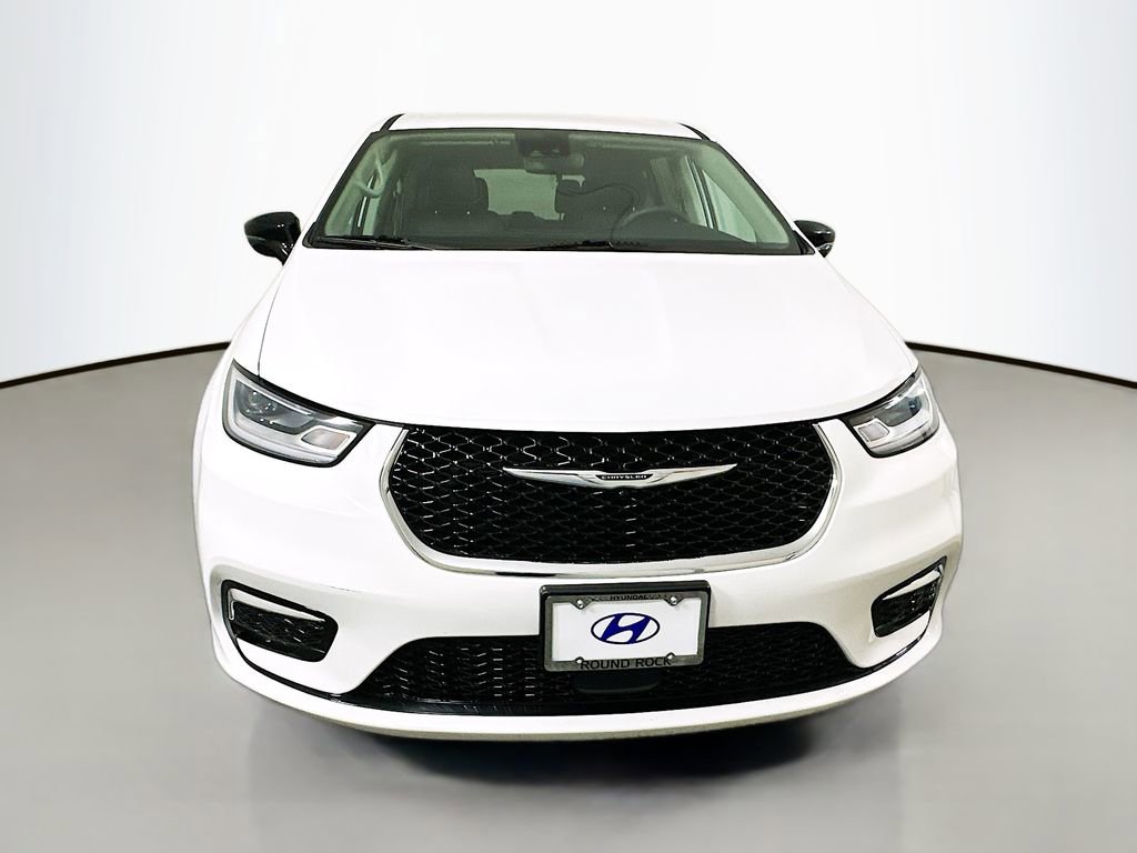 Used 2024 Chrysler Pacifica Touring-L image 2