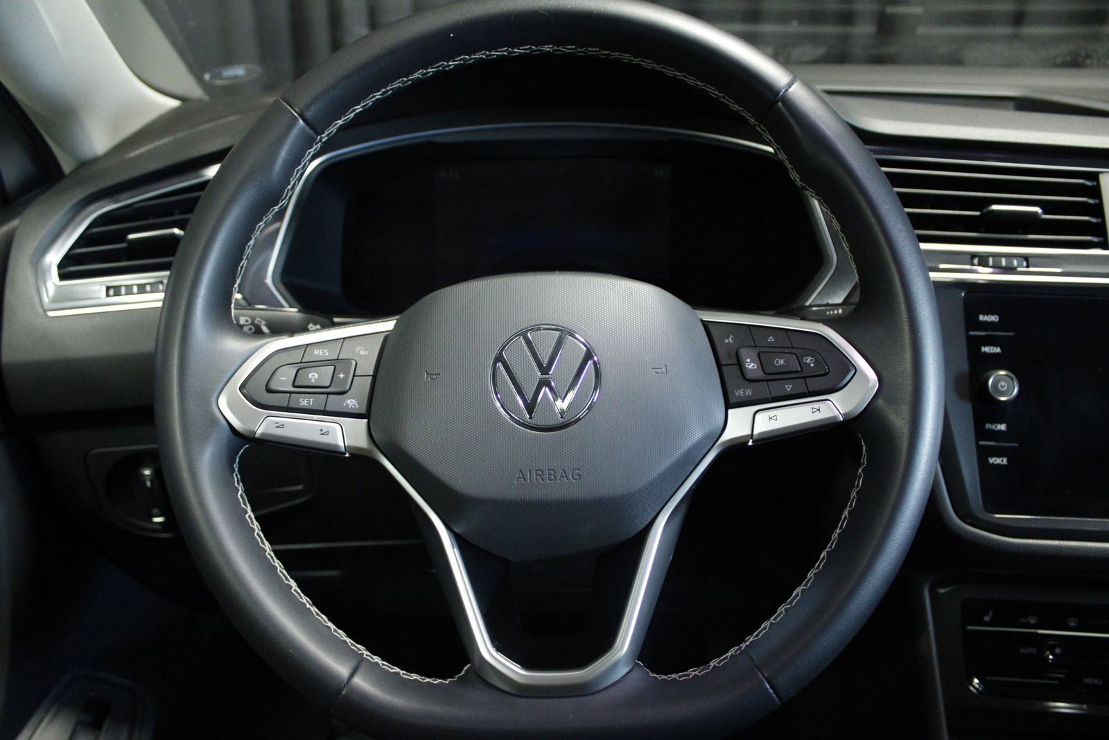 Used 2022 Volkswagen Tiguan SE image 34