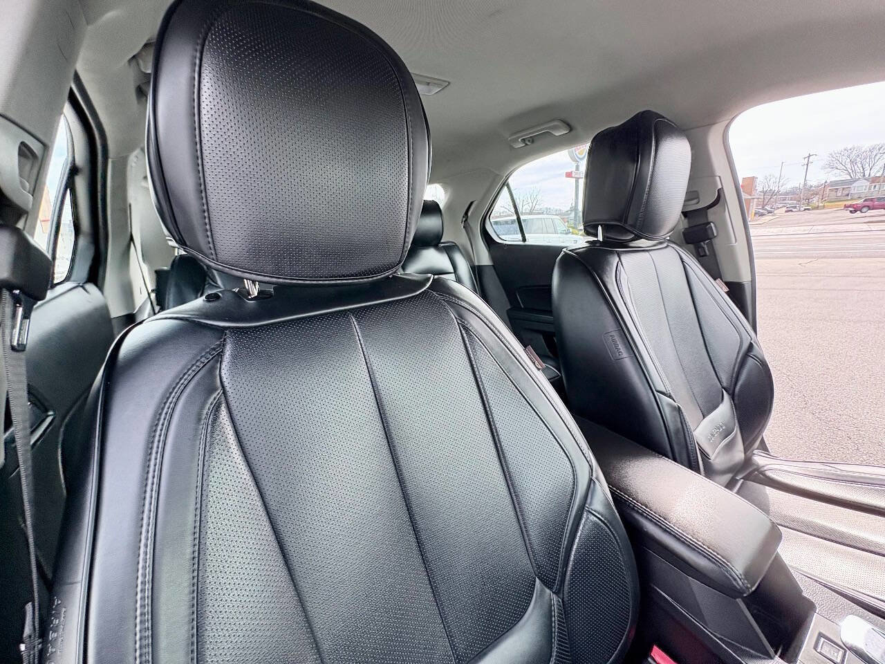 Used 2017 Chevrolet Equinox LS image 36