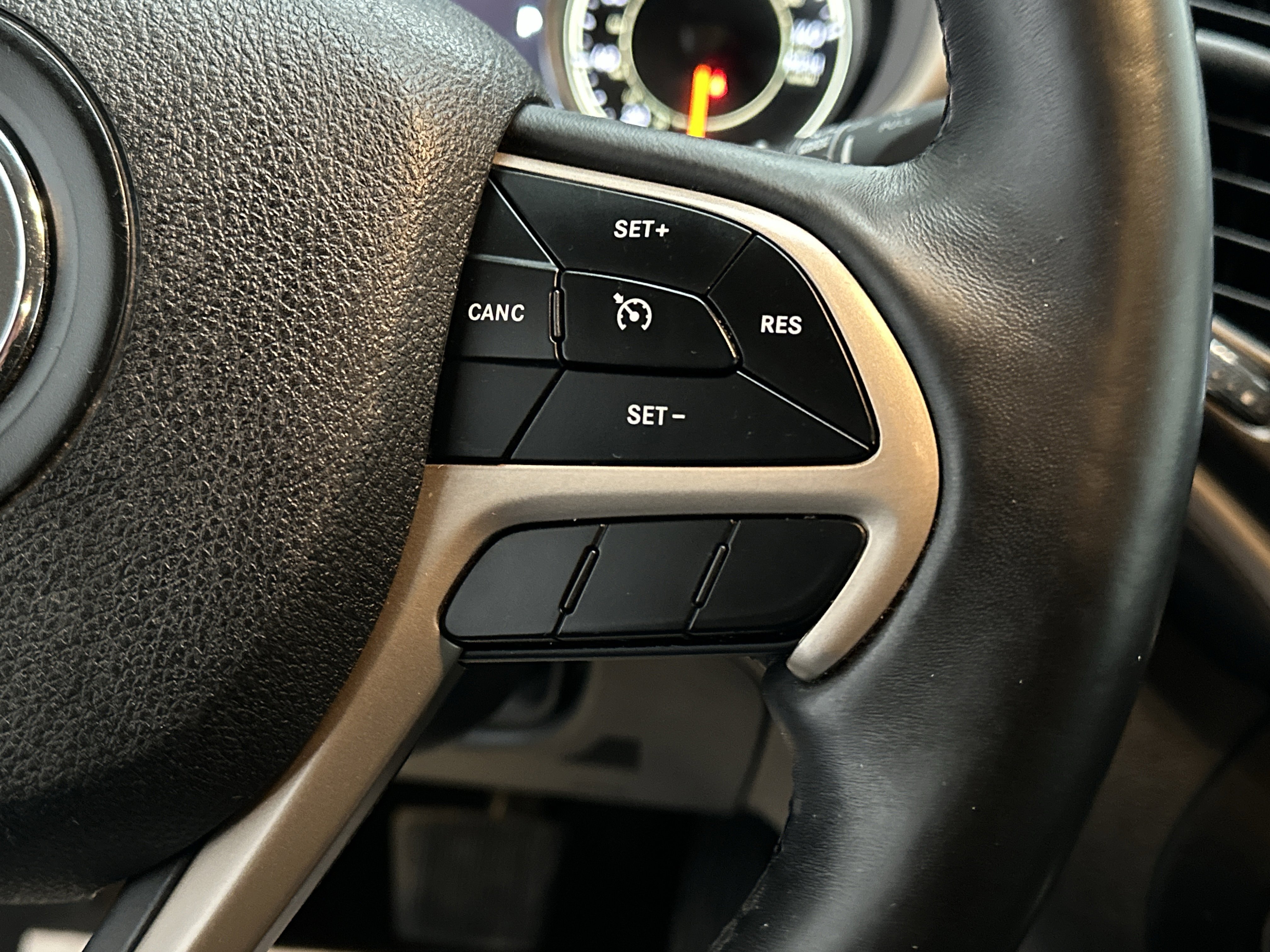 Used 2018 Jeep Cherokee Limited image 25