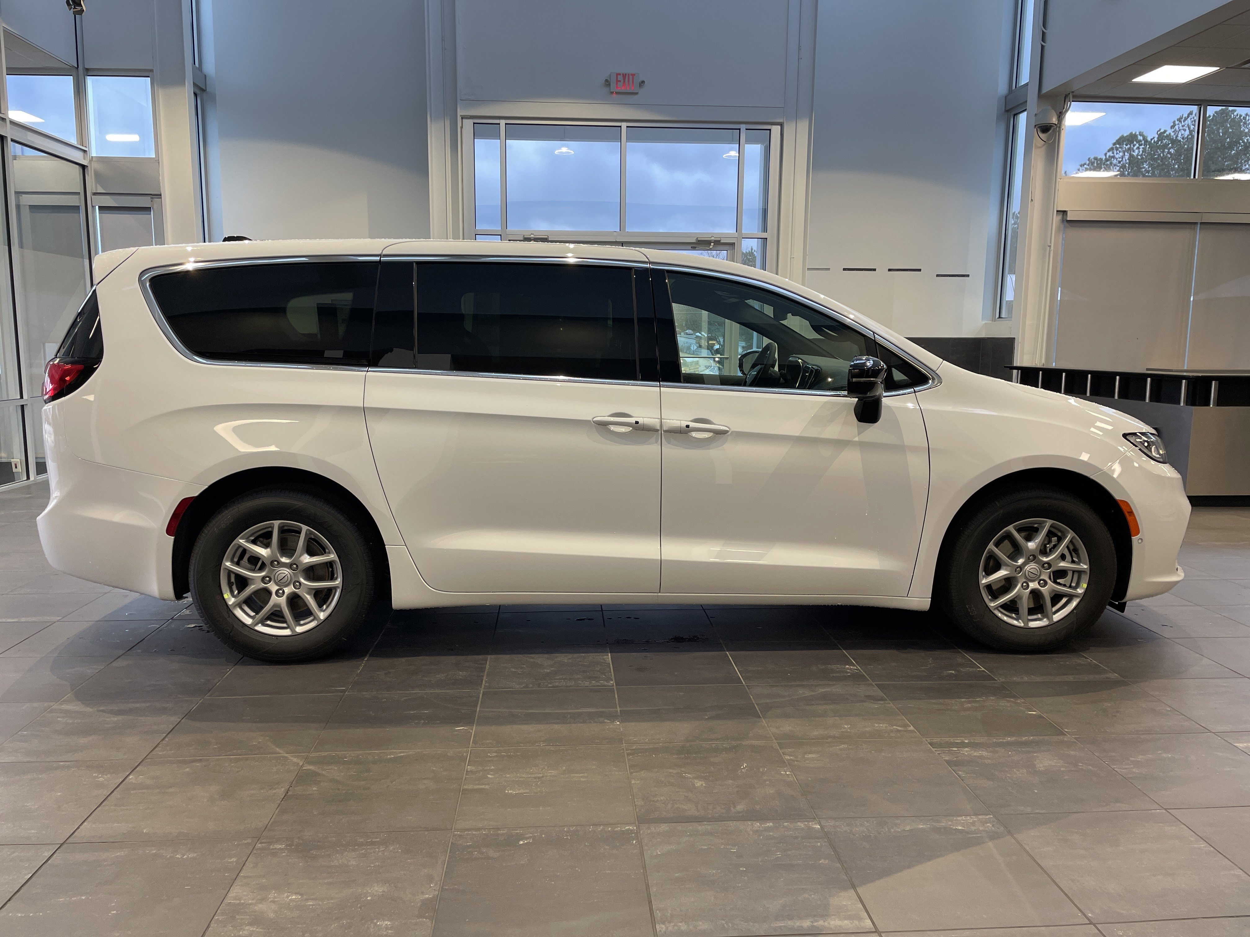 New 2026 Chrysler Pacifica Select image 11