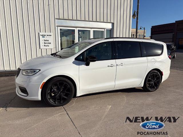 Used 2025 Chrysler Pacifica Limited