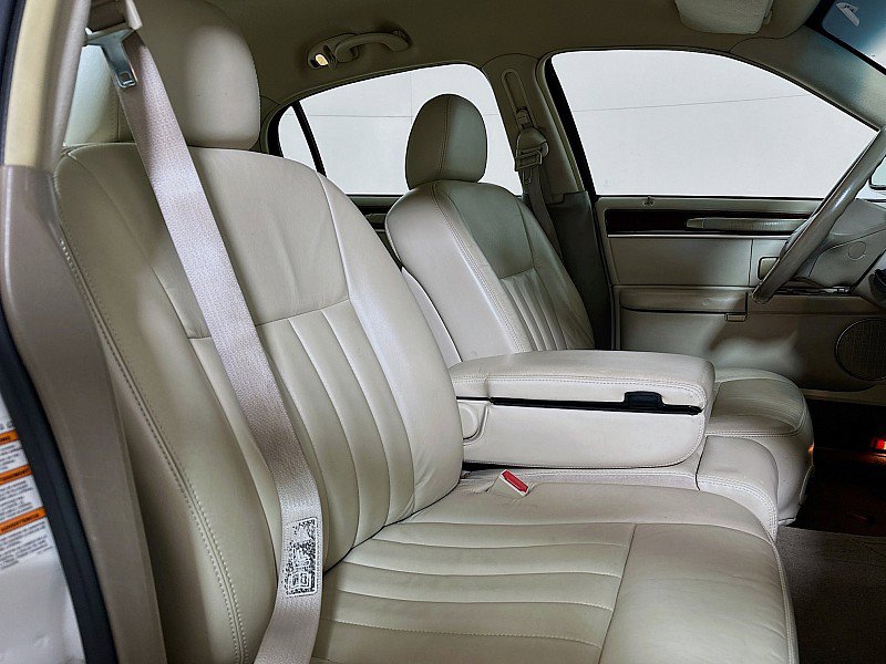 Used 2004 Lincoln Town Car Signature RWD image 24