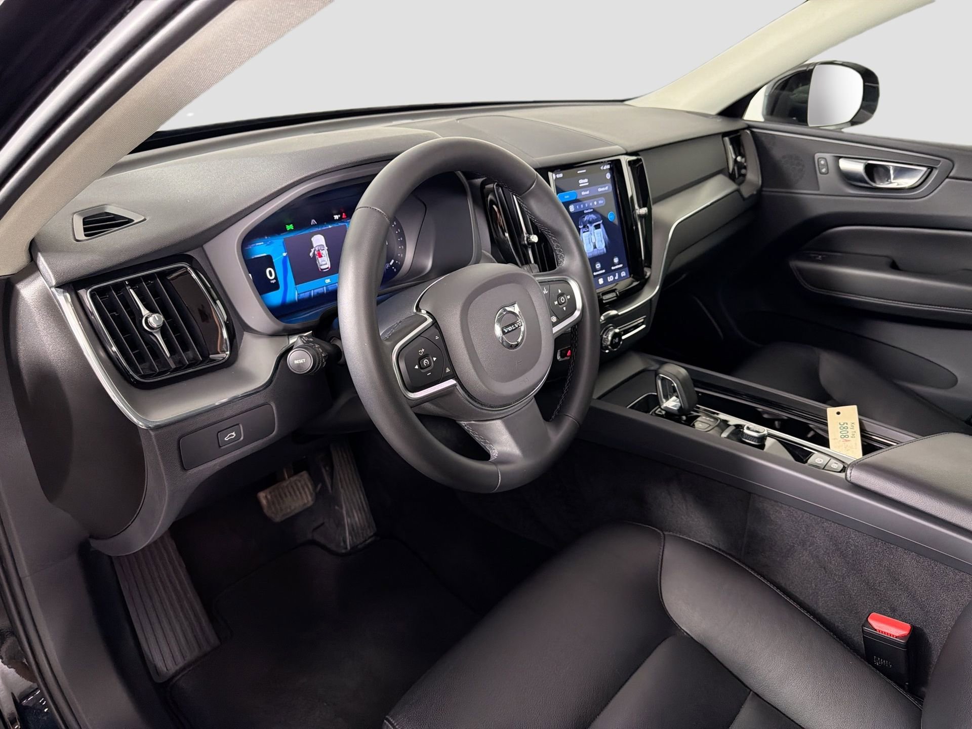 Certified 2023 Volvo XC60 B5 Core image 10