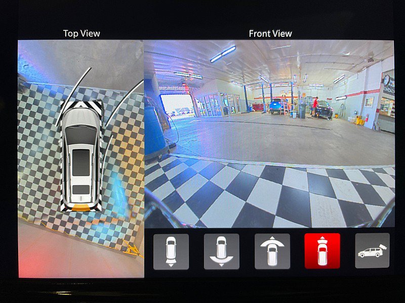Used 2025 Chrysler Pacifica Pinnacle FWD image 17