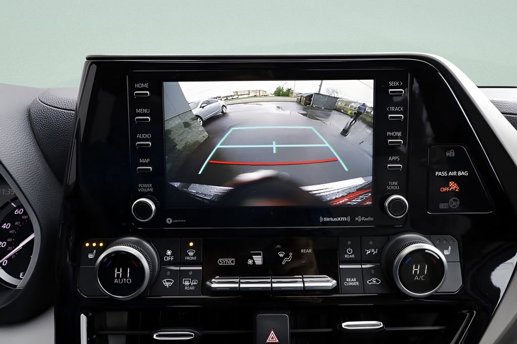 Used 2021 Toyota Highlander XLE image 40