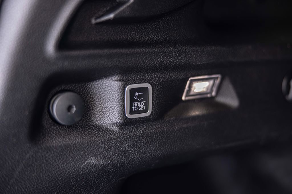 Used 2023 Jeep Grand Cherokee L Limited w/ Black Appearance Package image 19