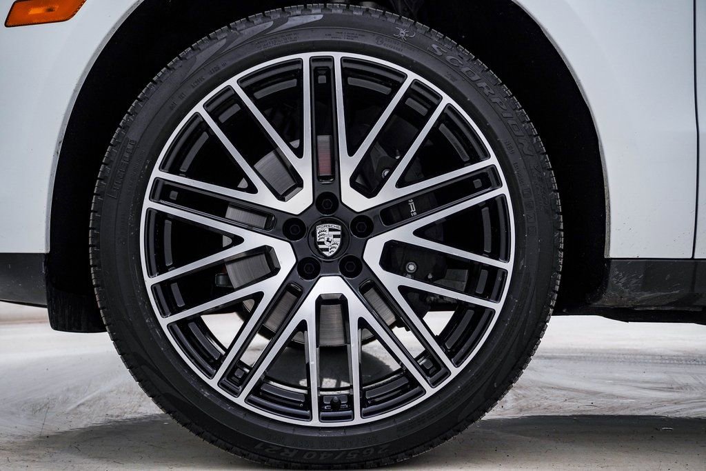 Certified 2025 Porsche Macan image 13