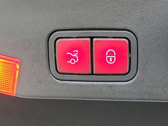 Used 2017 Mercedes-Benz SL 550 w/ Driver Assistance Package image 8