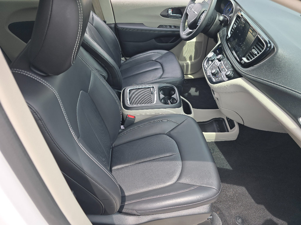 Used 2023 Chrysler Pacifica Touring-L AWD/4WD image 18