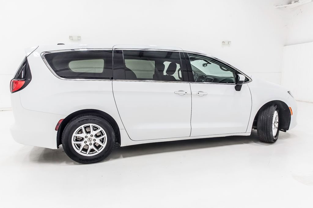 Used 2022 Chrysler Voyager LX image 9