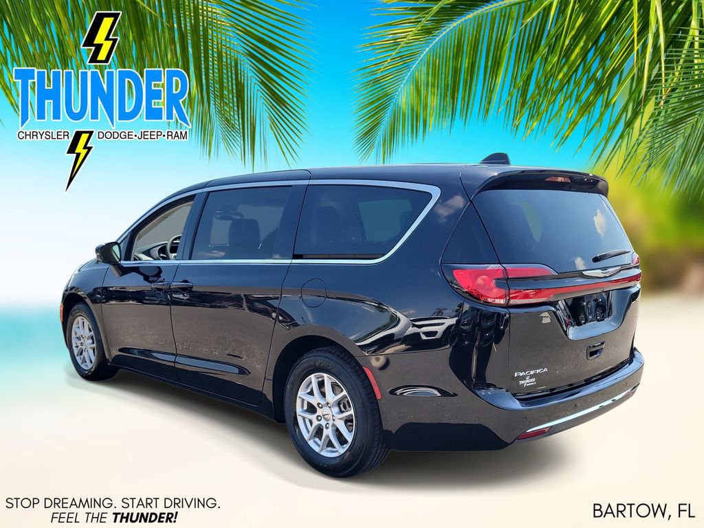 Used 2024 Chrysler Pacifica Touring-L FWD image 3