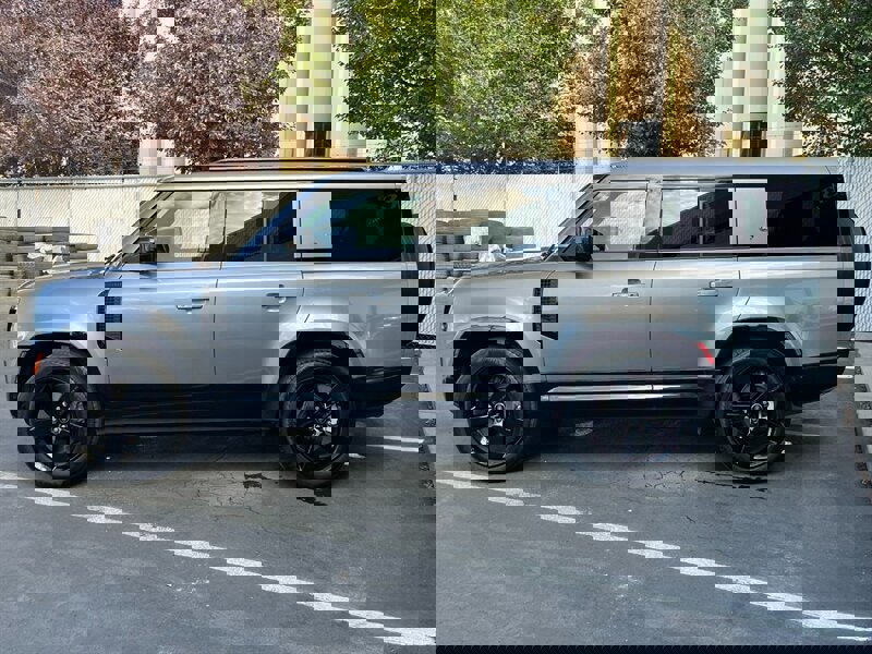 Used 2024 Land Rover Defender 130 X-Dynamic SE image 4