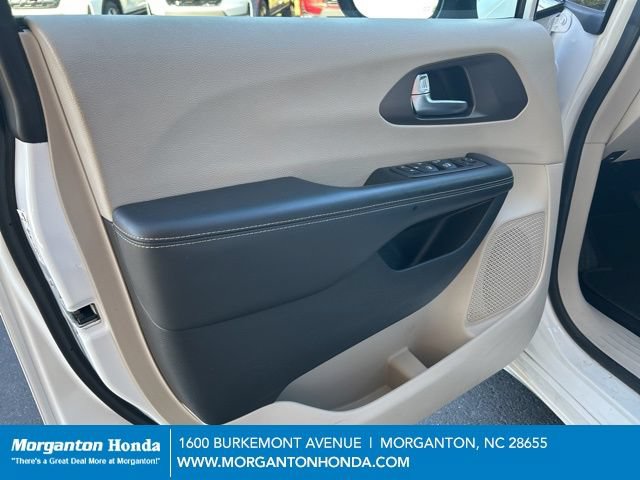 Used 2023 Chrysler Voyager LX FWD image 11
