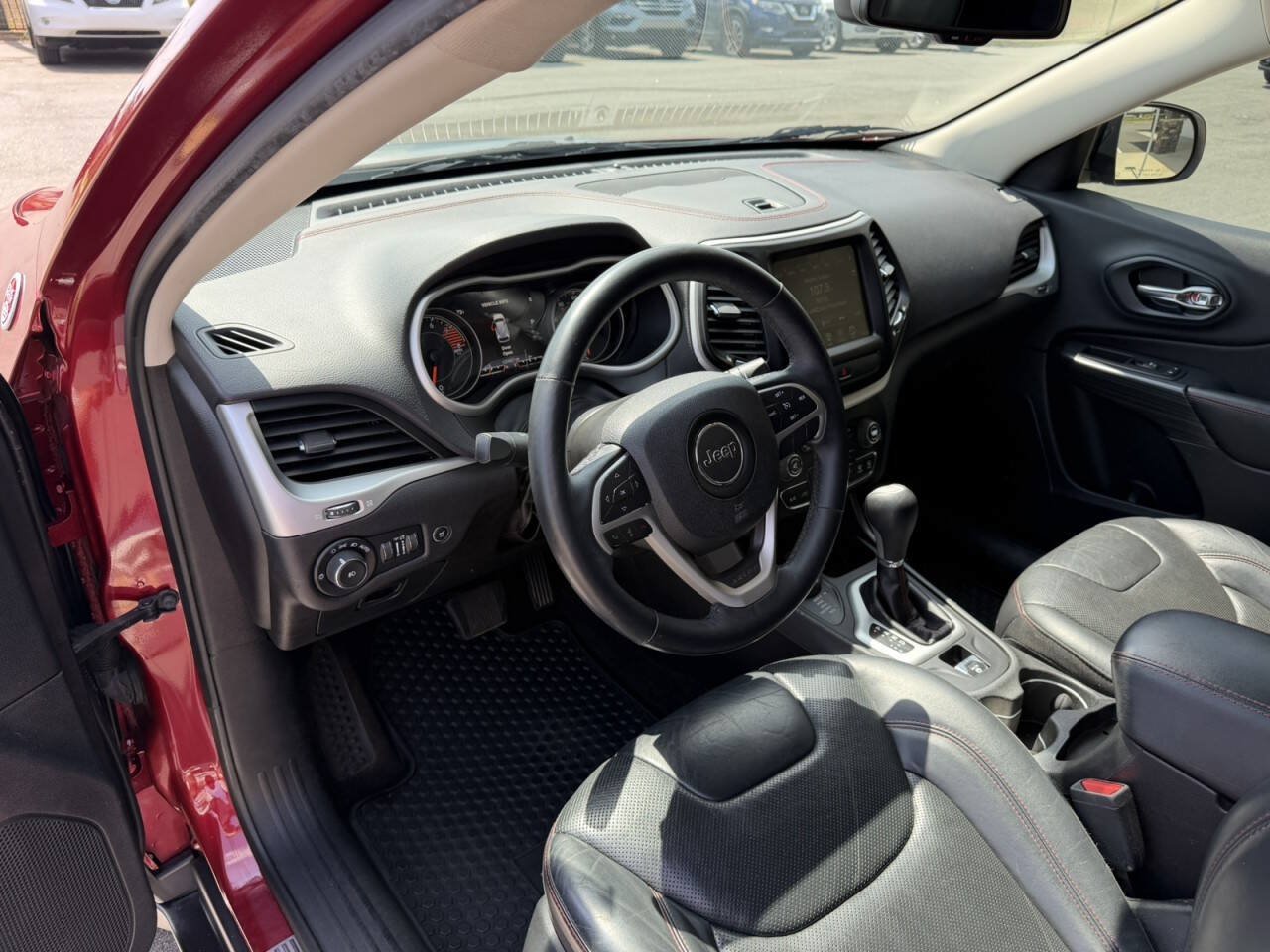 Used 2017 Jeep Cherokee Trailhawk AWD/4WD image 25