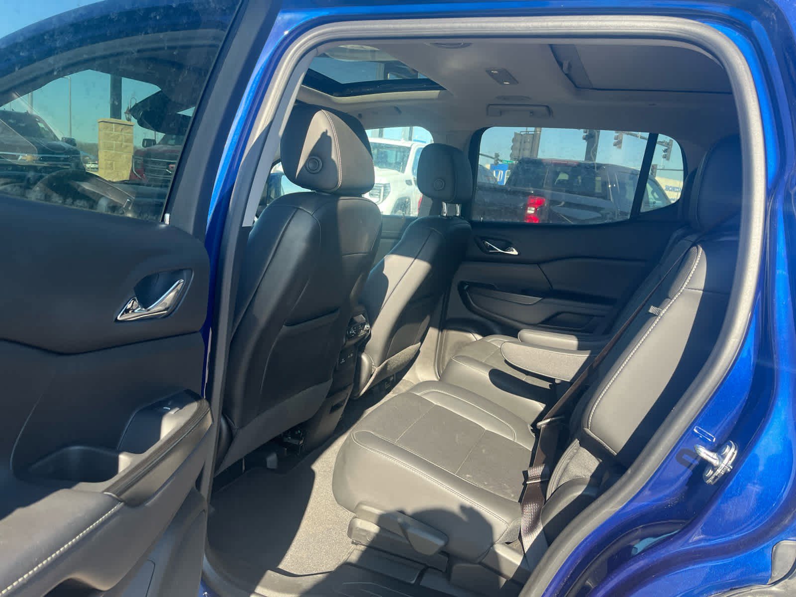 Used 2023 GMC Acadia SLT w/ Preferred Package image 9