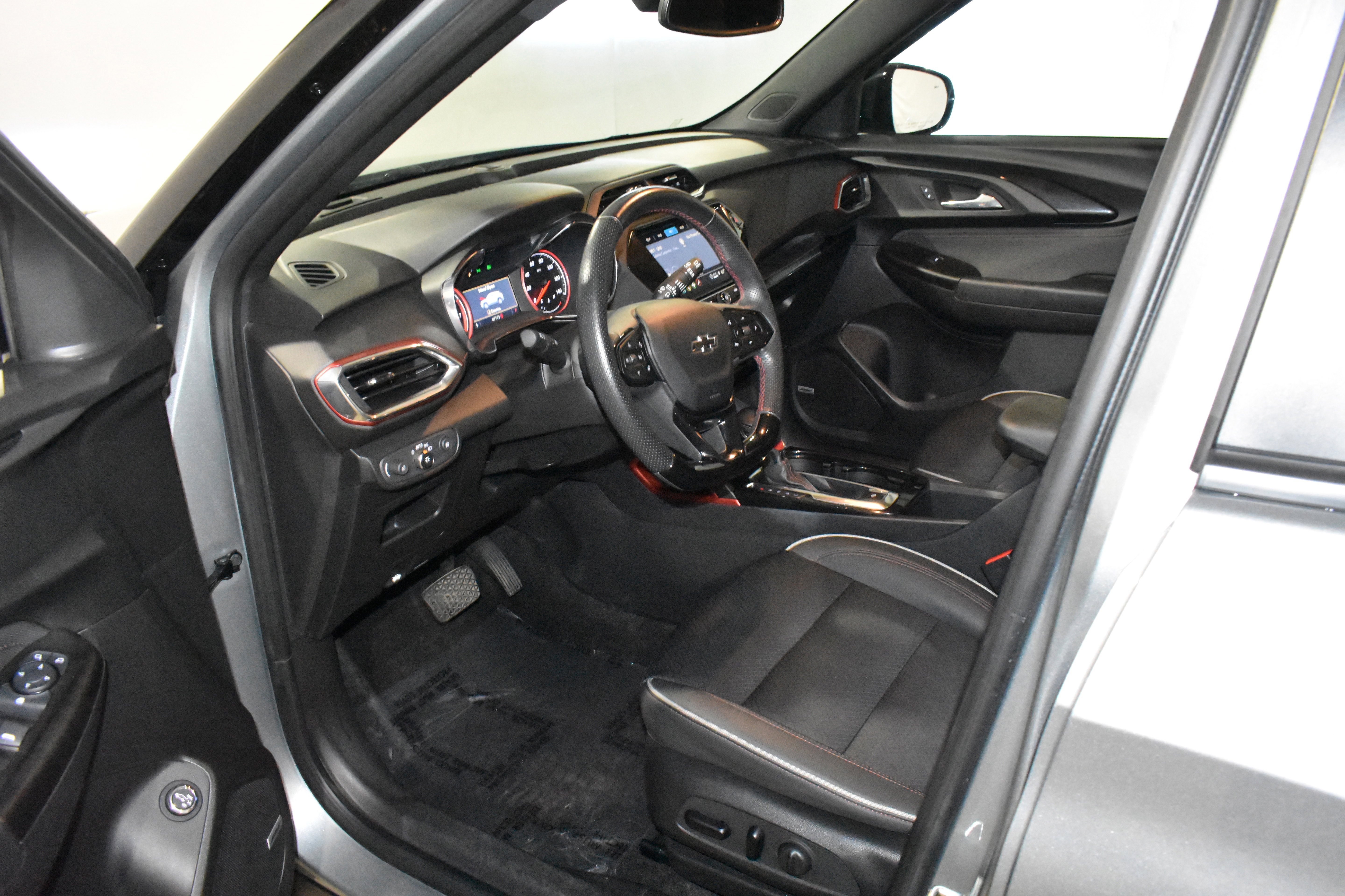 Used 2023 Chevrolet TrailBlazer RS w/ Sun and Liftgate Package FWD image 24