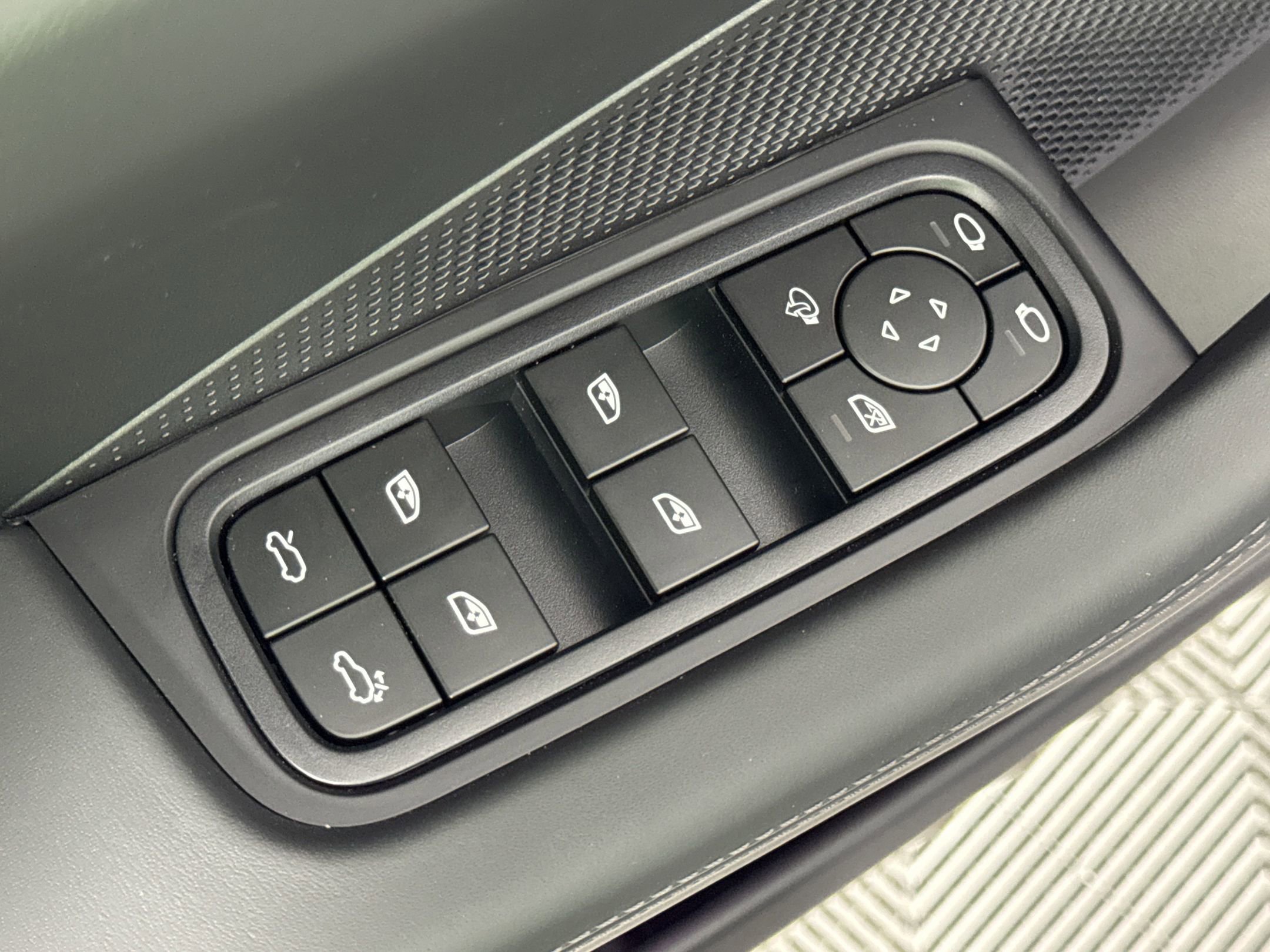 Used 2025 Porsche Macan 4S Electric image 13