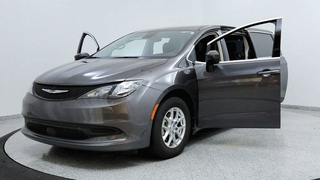 Used 2023 Chrysler Voyager LX image 9