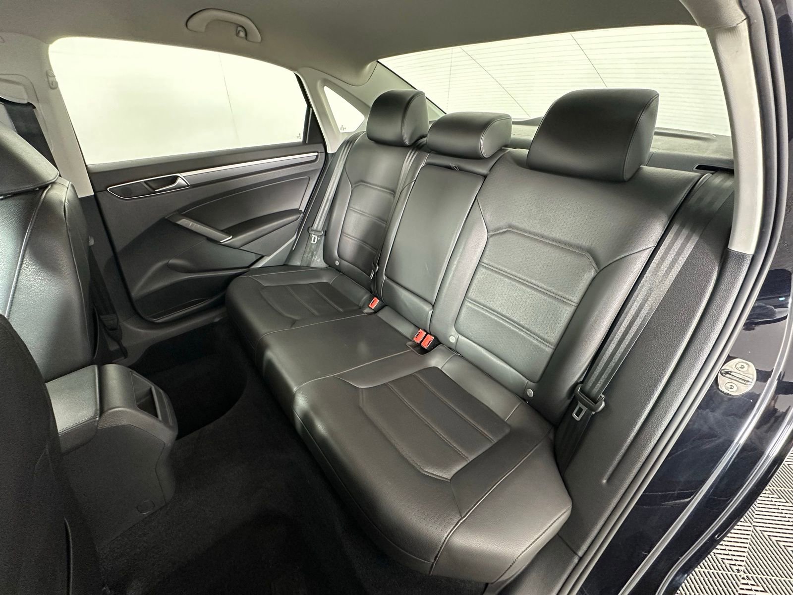 Used 2018 Volkswagen Passat 2.0T R-Line w/ R-Line Lighting Package image 28