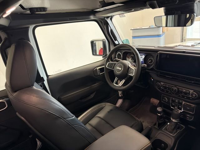 Used 2024 Jeep Wrangler Unlimited Sahara w/ Technology Group AWD/4WD image 30