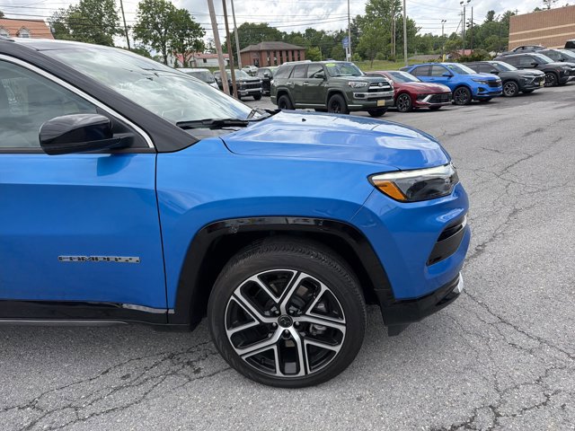 Used 2025 Jeep Compass Limited w/ Elite Group AWD/4WD image 4