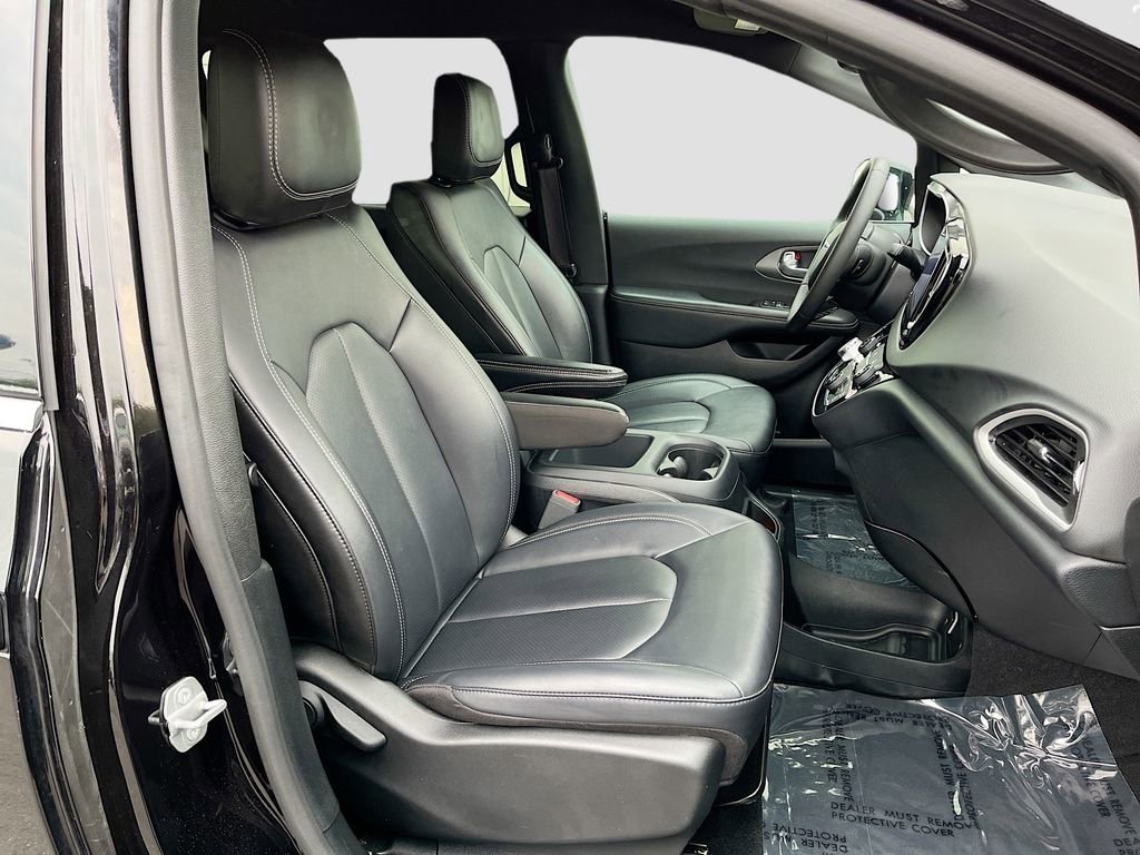 Used 2025 Chrysler Pacifica Select image 32