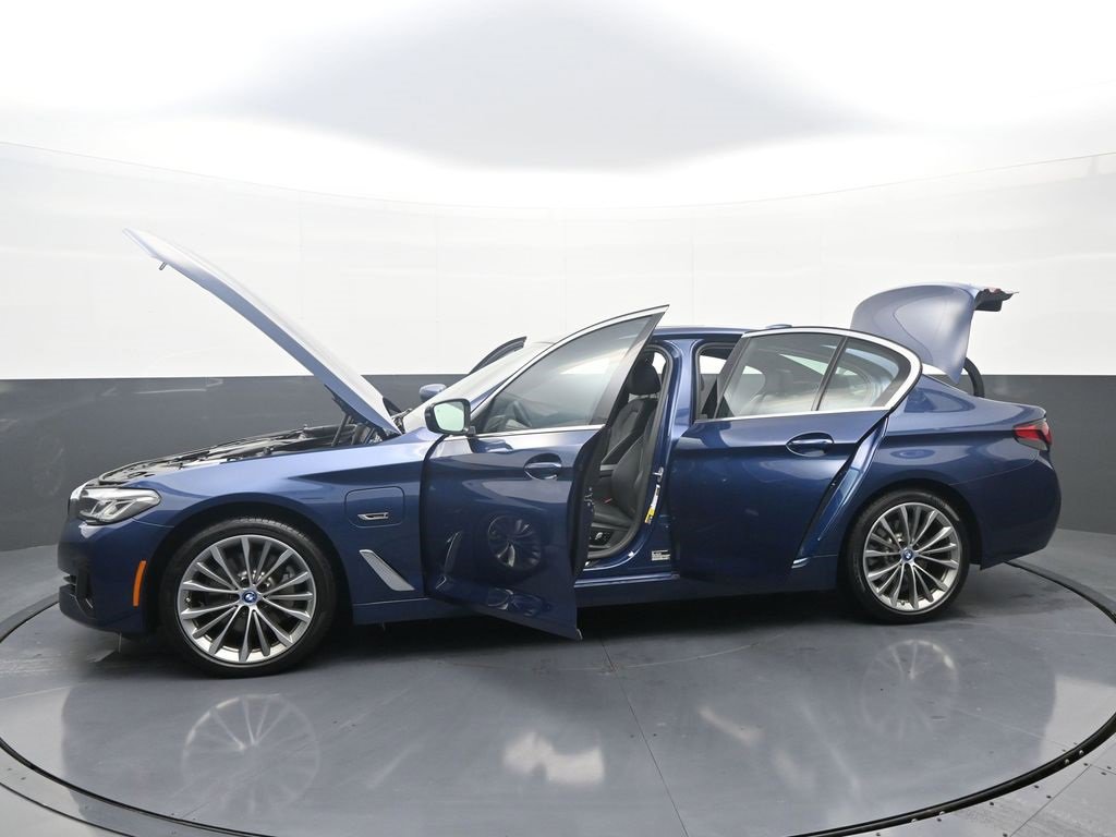 Used 2023 BMW 530e xDrive w/ Premium Package image 41