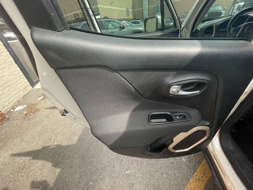 Used 2016 Jeep Renegade Latitude image 21