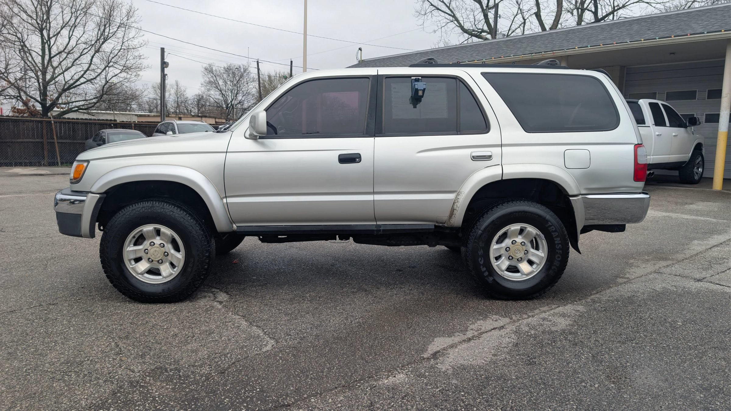 Used 2000 Toyota 4Runner SR5 AWD/4WD image 4