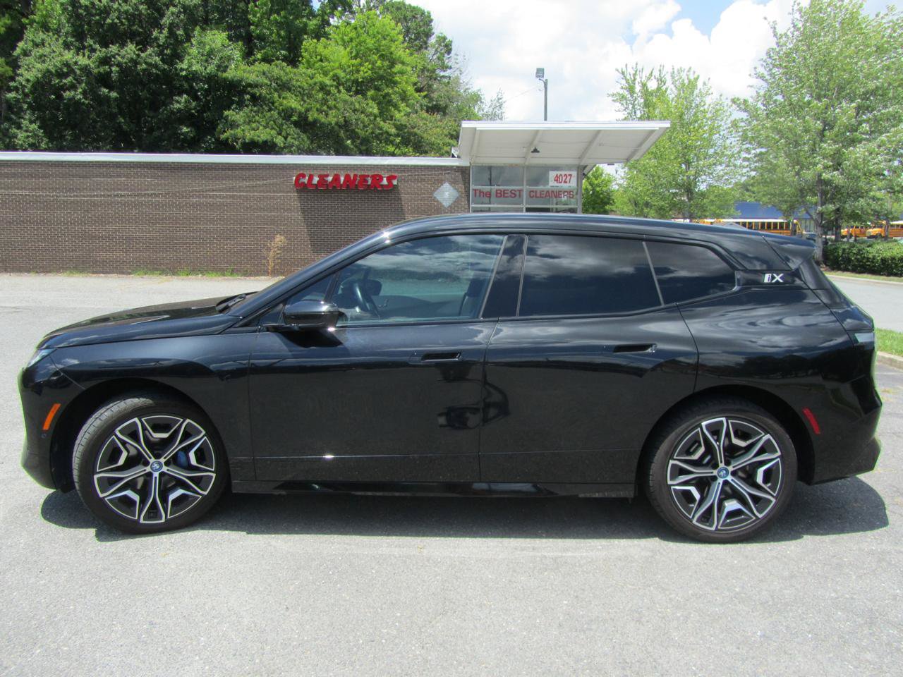 Used 2024 BMW iX xDrive50 w/ Sport Package AWD/4WD image 7