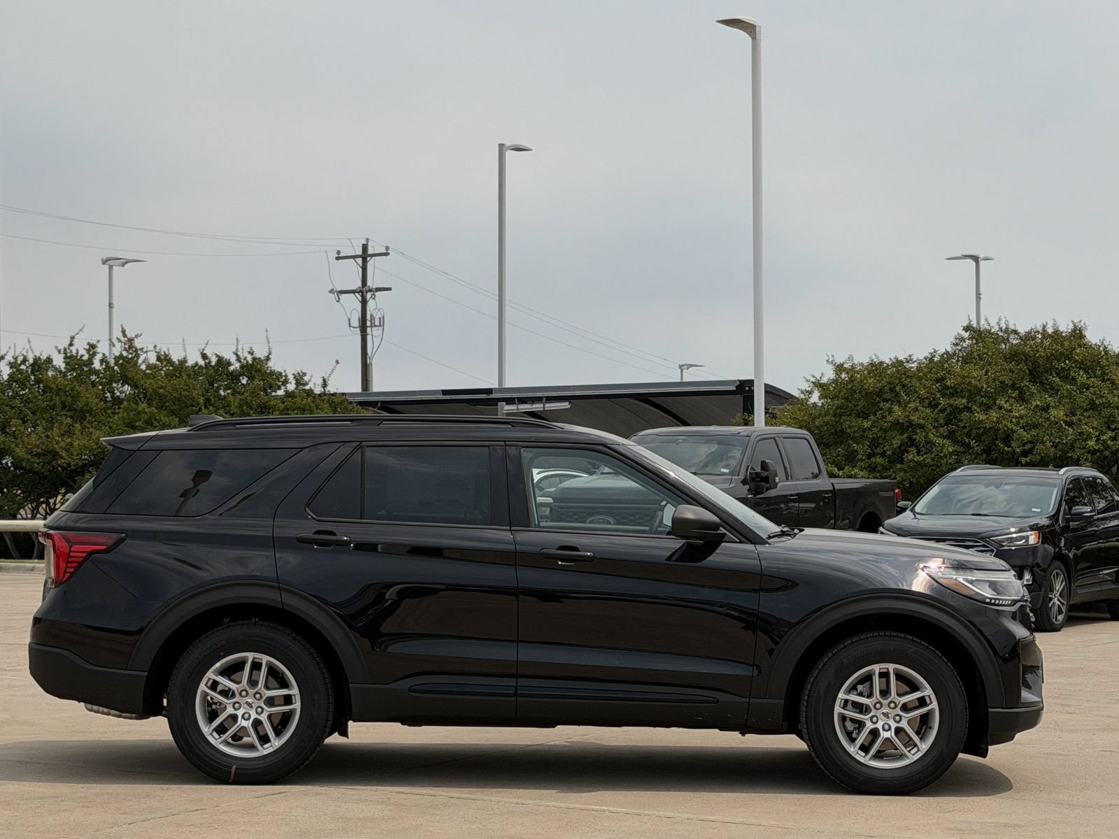 New 2026 Ford Explorer Active RWD image 3