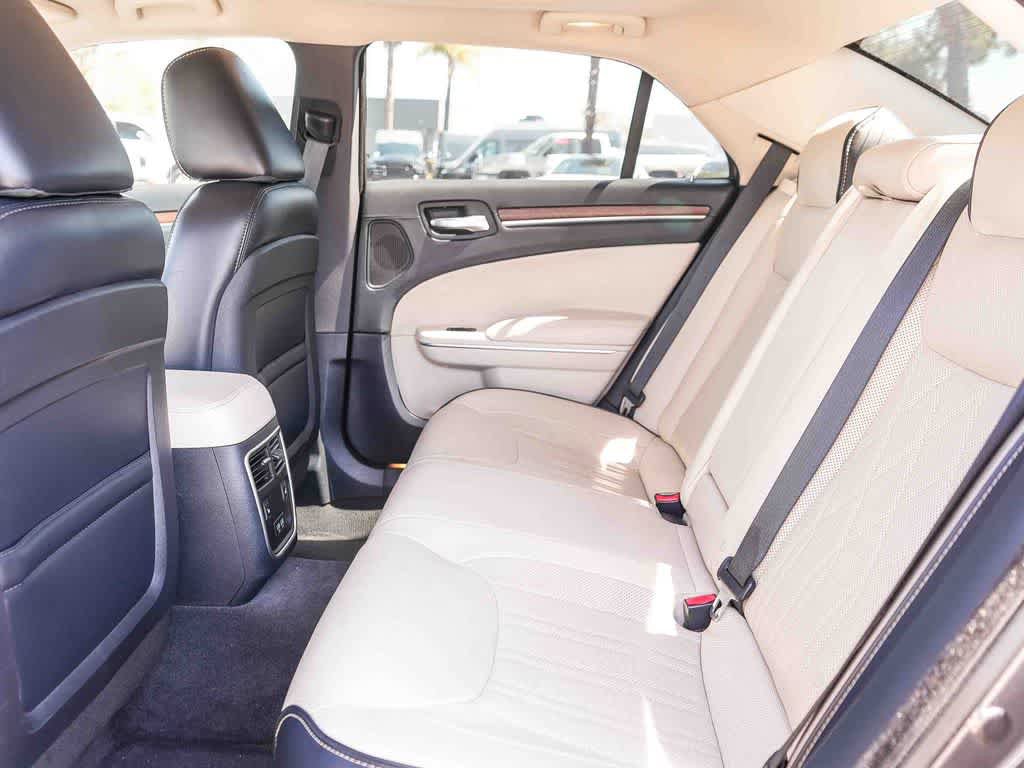 Used 2016 Chrysler 300 C Platinum RWD image 19