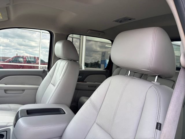 Used 2010 Chevrolet Avalanche LT w/ Luxury Package AWD/4WD image 11