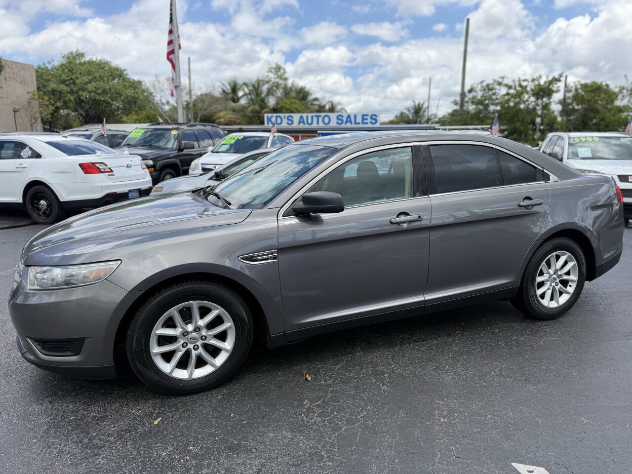 Used 2013 Ford Taurus SE image 4