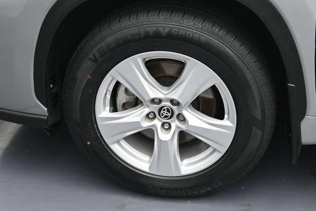 Used 2023 Toyota Highlander LE AWD/4WD image 7