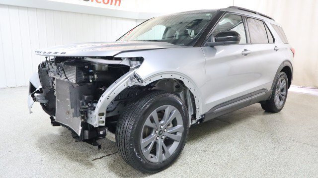 Used 2022 Ford Explorer XLT w/ Equipment Group 202A image 2