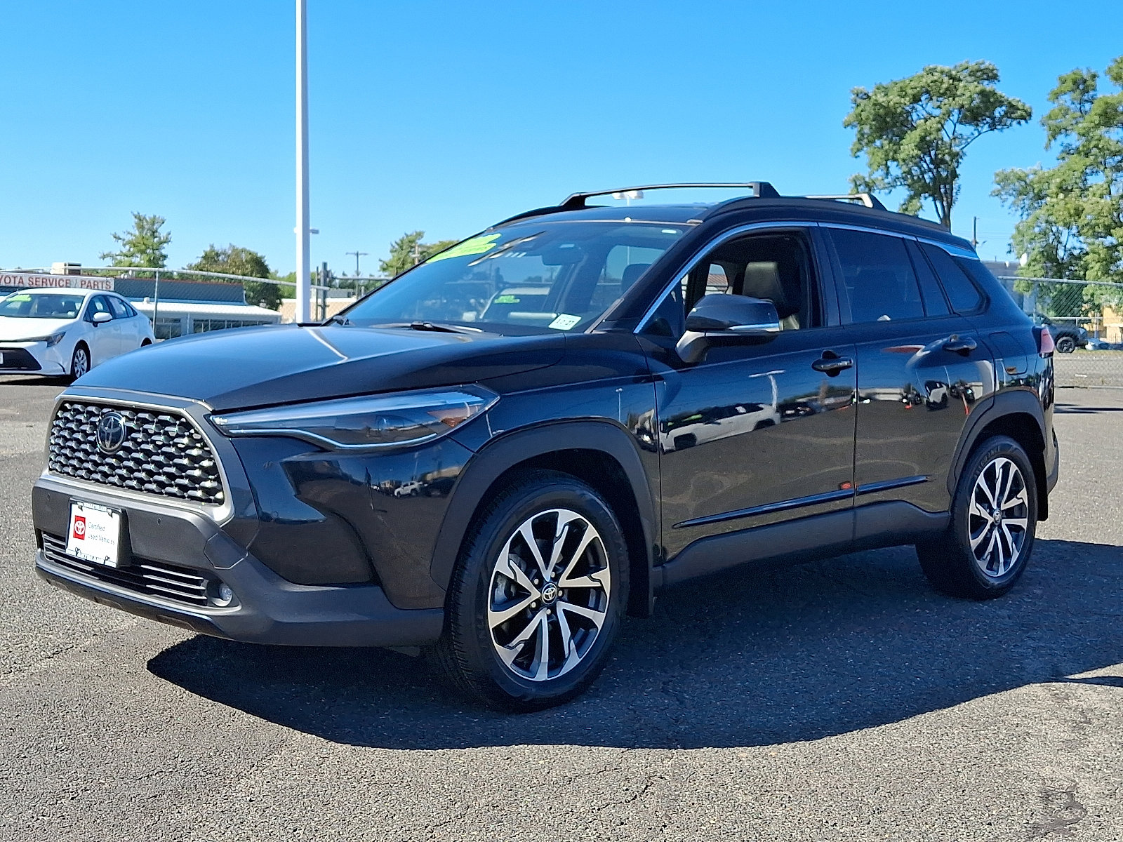 Certified 2022 Toyota Corolla Cross XLE image 3