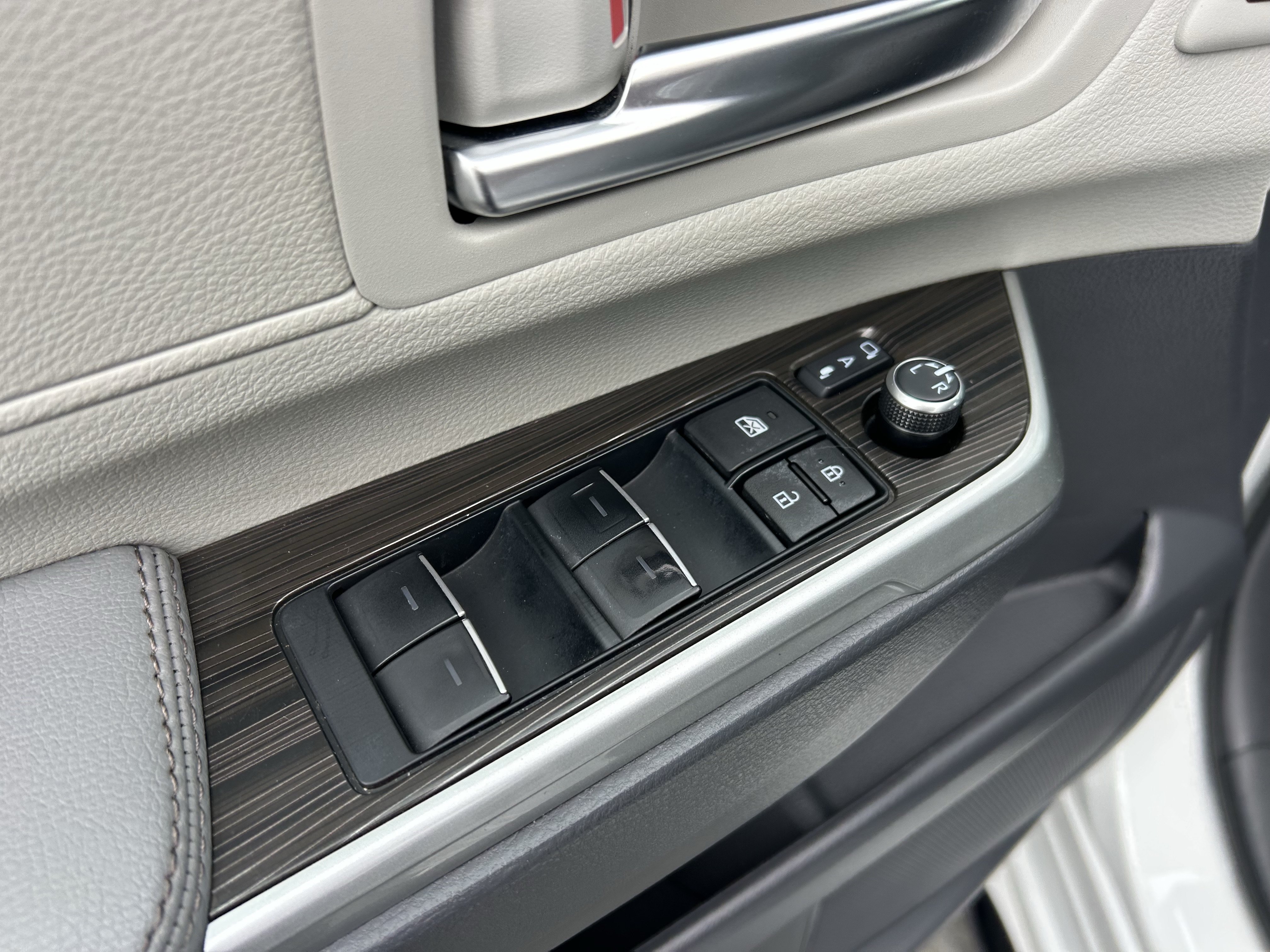 Certified 2024 Toyota Sienna Limited FWD image 18