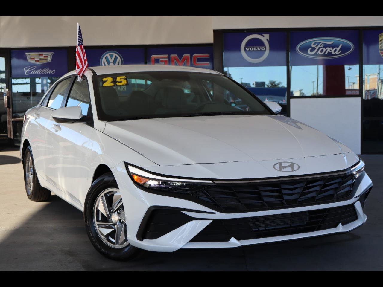 Used 2025 Hyundai Elantra SE image 1