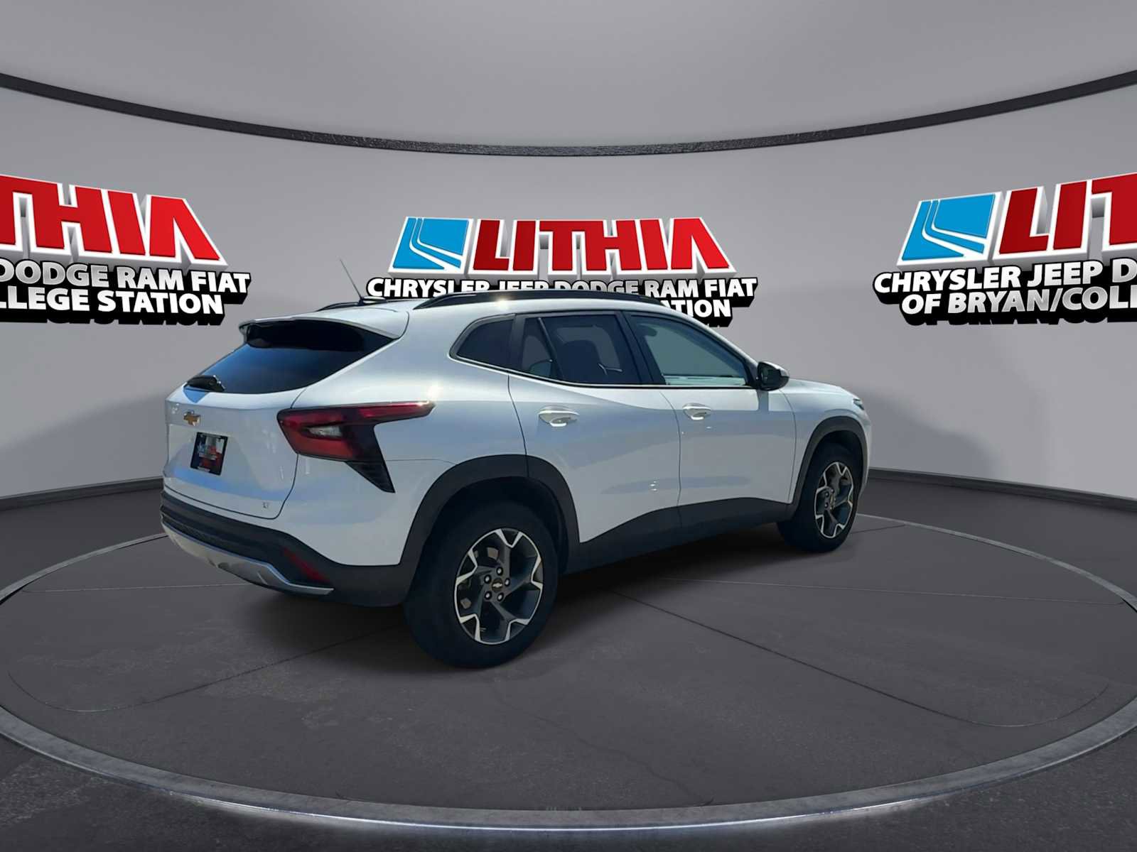 Used 2025 Chevrolet Trax LT w/ LT Convenience Package image 8