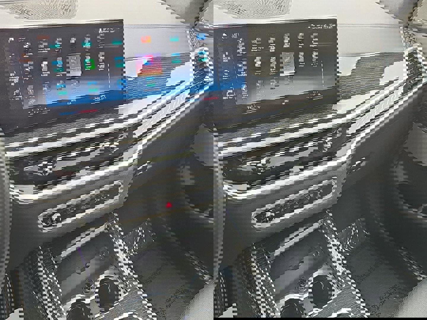 Used 2023 BMW X7 M60i w/ Executive Package image 3