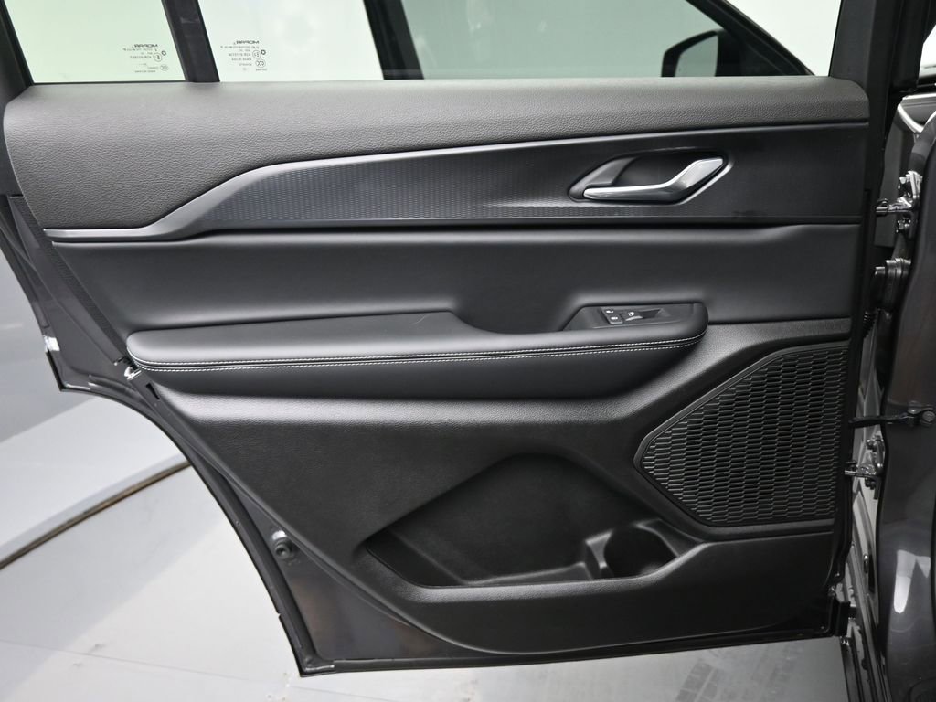 New 2025 Jeep Grand Cherokee L Laredo w/ Luxury Tech Group I image 15