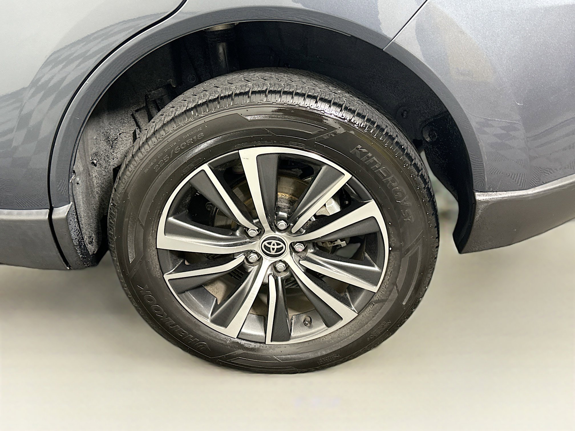 Used 2021 Toyota Venza LE w/ Carpet Mat Package (TMS) AWD/4WD image 11