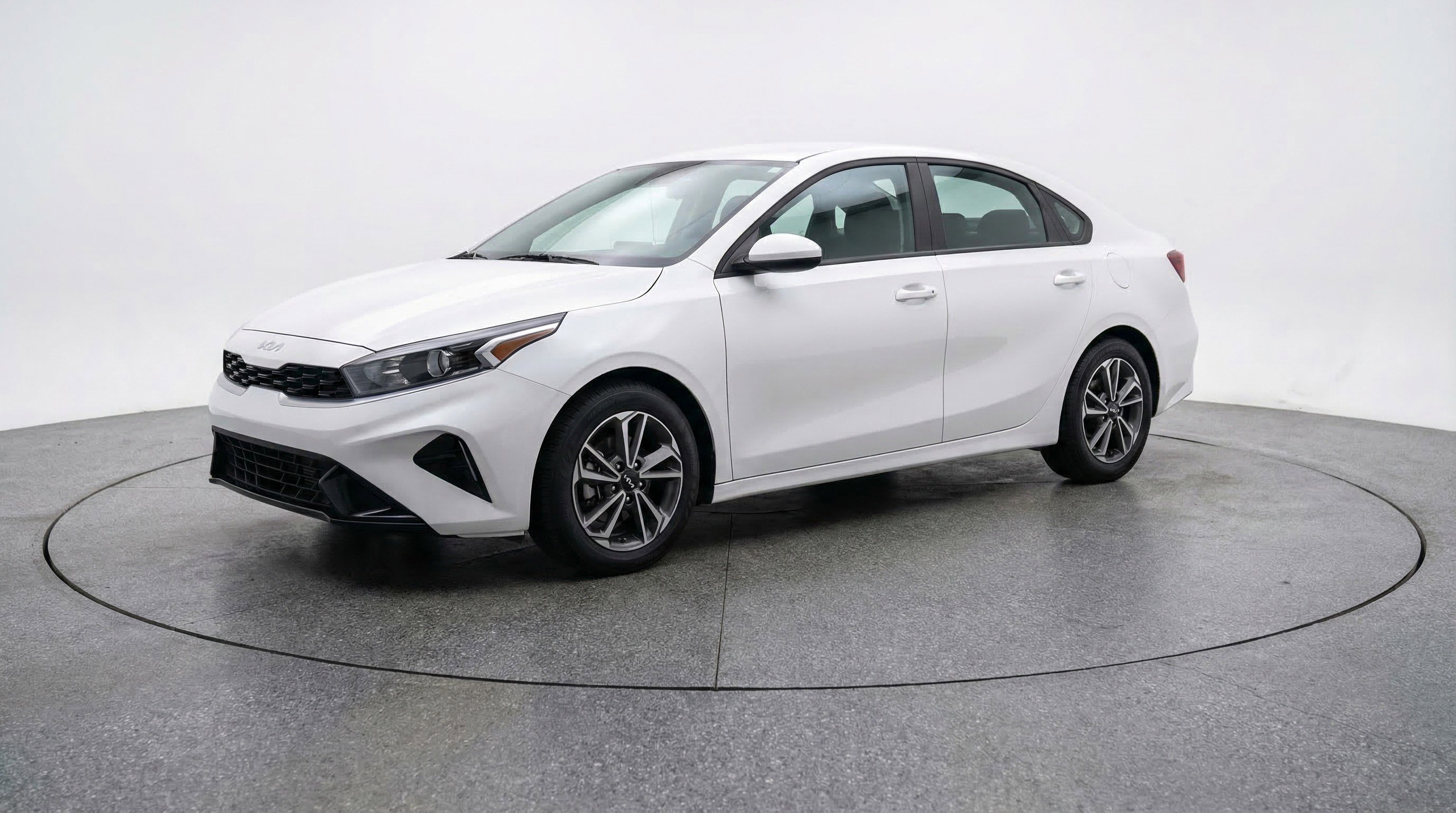 Used 2024 Kia Forte LXS image 3