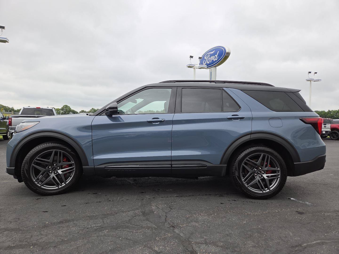 Used 2025 Ford Explorer ST w/ Sun And Sound Package AWD/4WD image 17