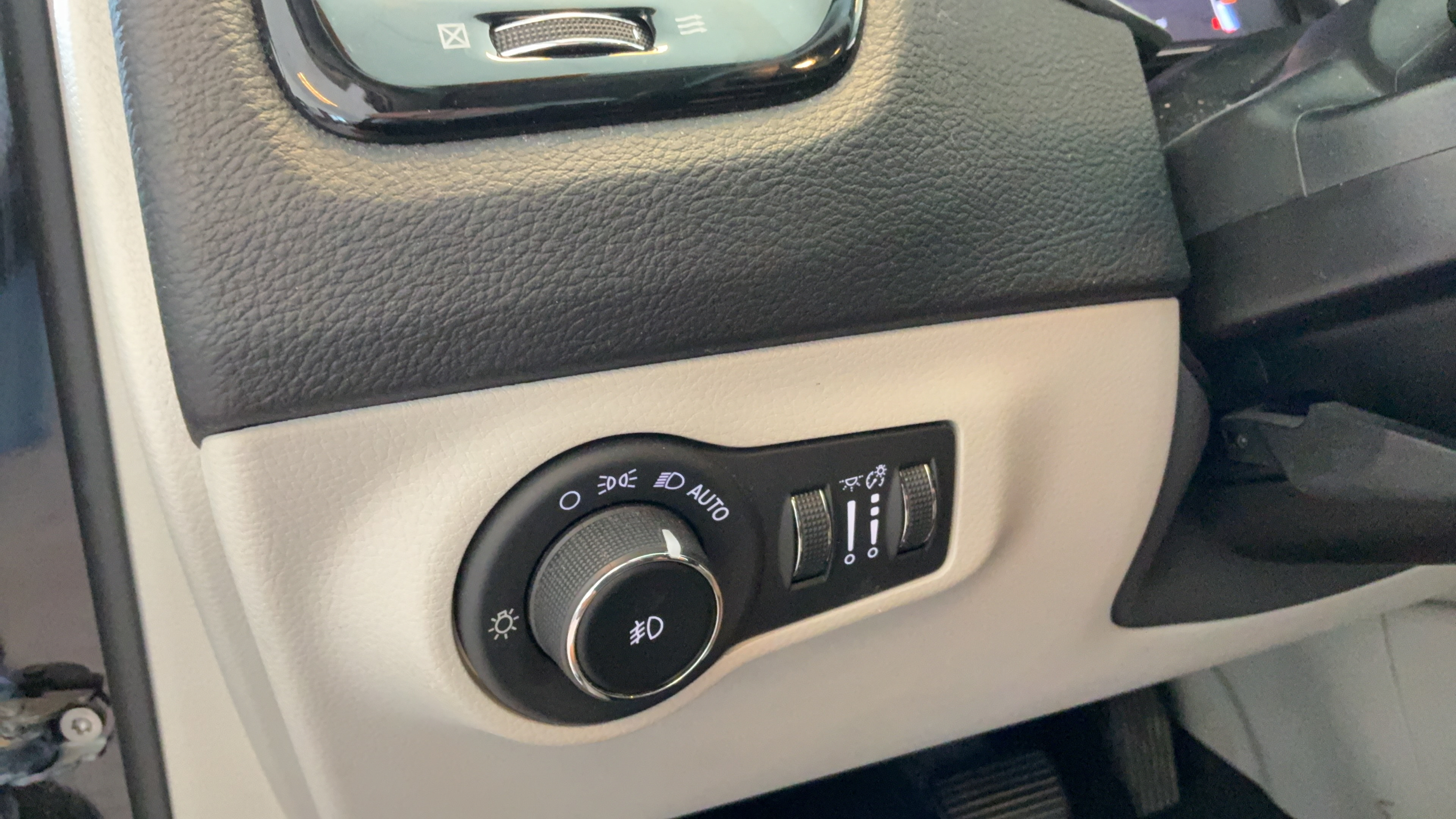 Used 2018 Jeep Compass Limited AWD/4WD image 14